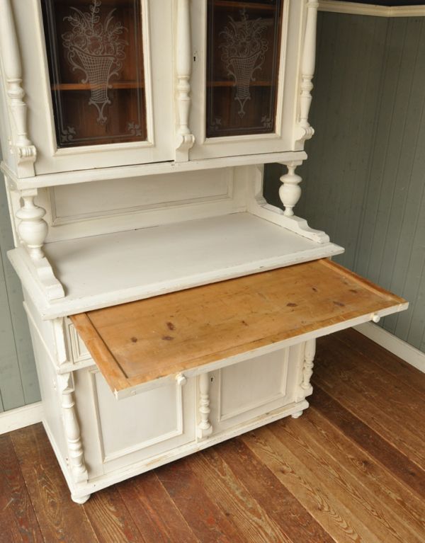 アンティークのキャビネット アンティーク家具 アンティークのフレンチ家具、ホワイトペイントのカップボード(食器棚)。カウンターには、よく使うペンや携帯など置けて便利です。(d-1039-f)