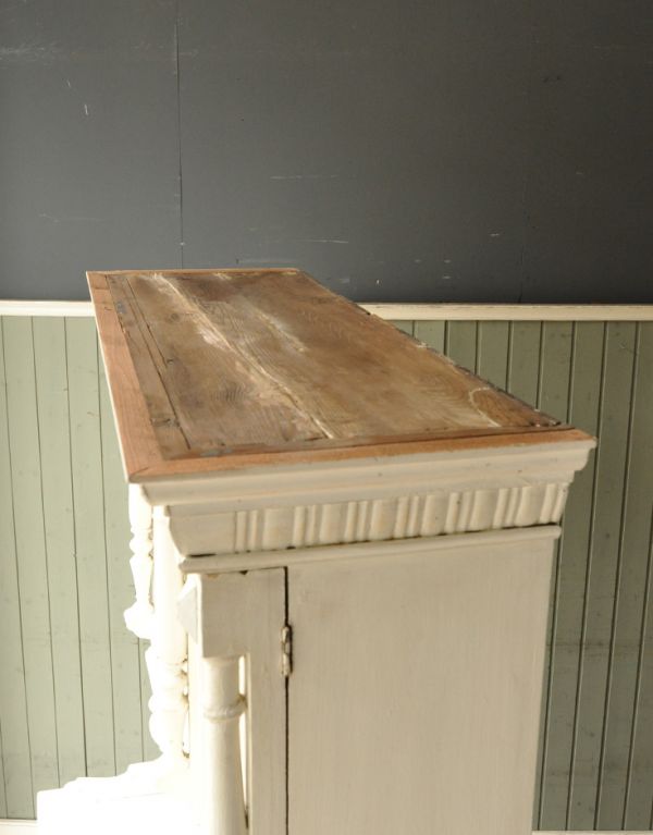 アンティークのキャビネット アンティーク家具 アンティークのフレンチ家具、ホワイトペイントのカップボード(食器棚)。天板もキレイなのでご安心ください。(d-1039-f)