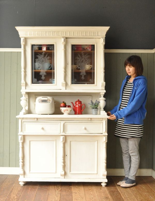 アンティークのキャビネット アンティーク家具 アンティークのフレンチ家具、ホワイトペイントのカップボード(食器棚)。このカップボードの前に立つだけでワクワクします。(d-1039-f)