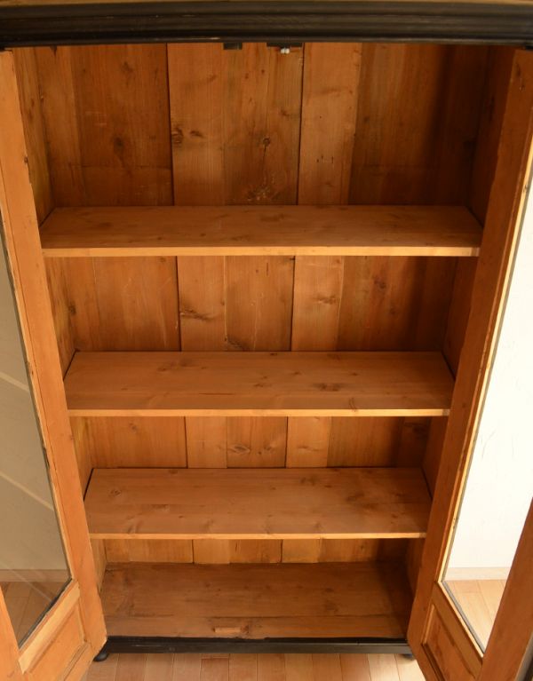 アンティークのキャビネット アンティーク家具 アンティークのペイント家具、ブラック色のガラスキャビネット。内側は木肌の状態で仕上がっています。(d-1040-f)