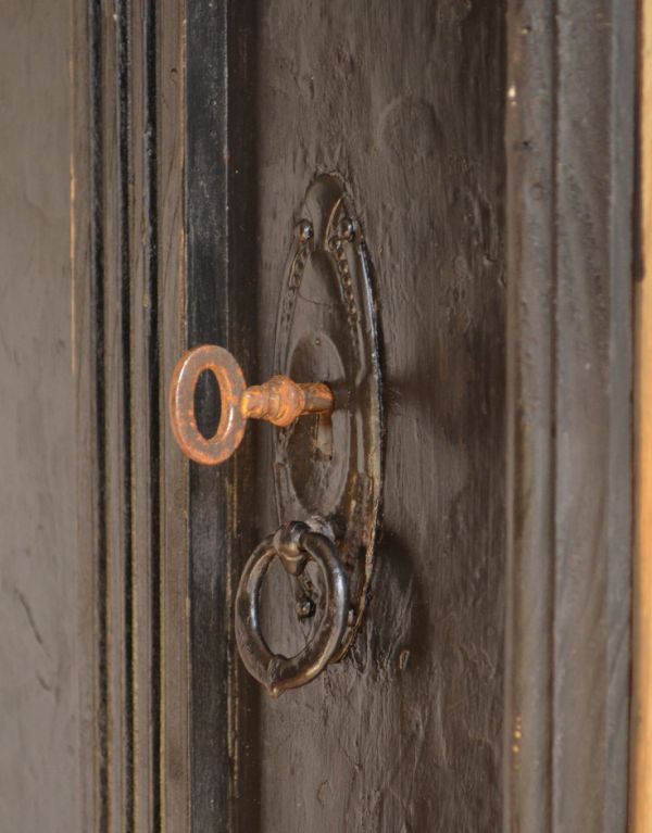 アンティークのキャビネット アンティーク家具 アンティークのペイント家具、ブラック色のガラスキャビネット。扉には、リングタイプの取っ手が付いています。(d-1040-f)