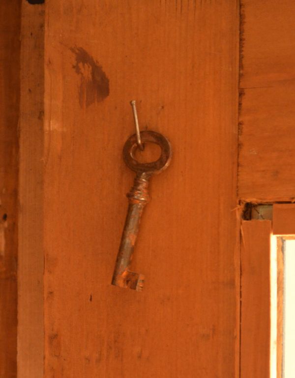 アンティークのキャビネット アンティーク家具 アンティークのペイント家具、ブラック色のガラスキャビネット。アンティークの鍵です。(d-1040-f)