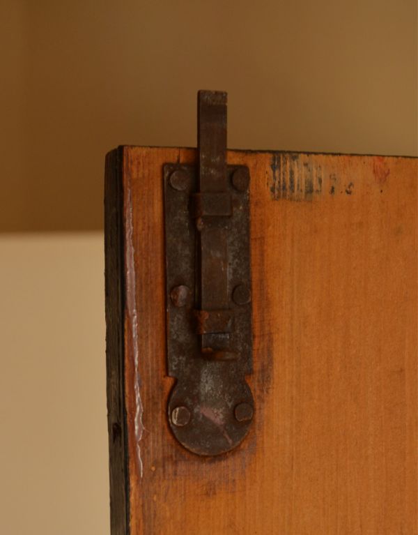 アンティークのキャビネット アンティーク家具 アンティークのペイント家具、ブラック色のガラスキャビネット。扉を止めるストッパーが付いています。(d-1040-f)