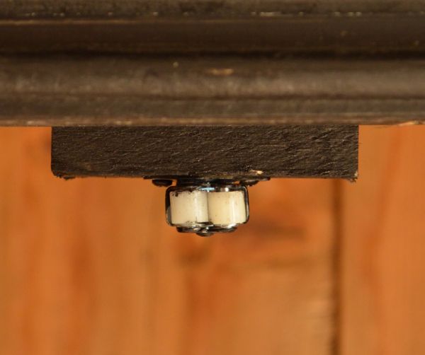 アンティークのキャビネット アンティーク家具 アンティークのペイント家具、ブラック色のガラスキャビネット。扉にはローラーキャッチャーが付いているので、開け閉めはスムーズです。(d-1040-f)