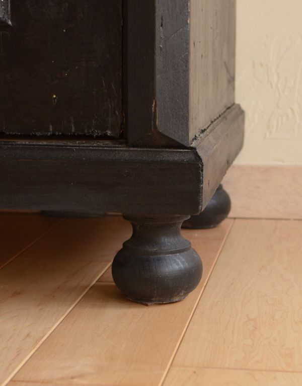 アンティークのキャビネット アンティーク家具 アンティークのペイント家具、ブラック色のガラスキャビネット。しっかりとした安定感があります。(d-1040-f)