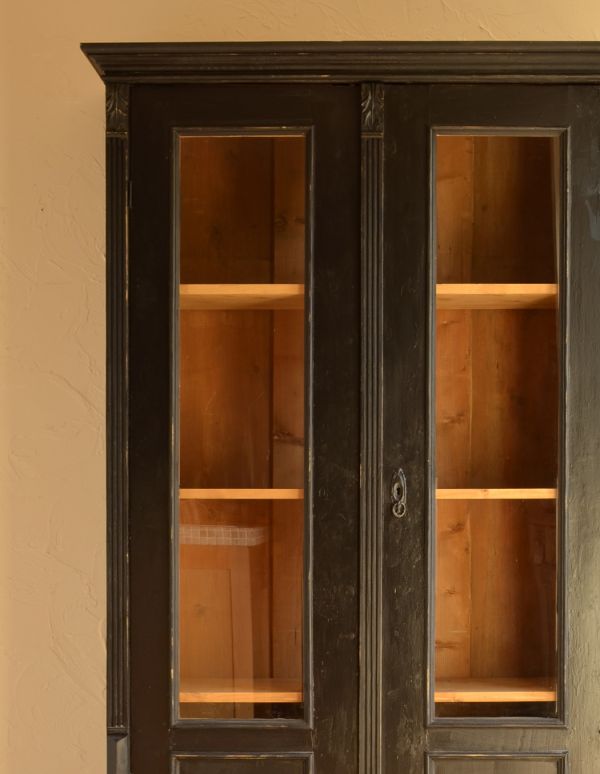 アンティークのキャビネット アンティーク家具 アンティークのペイント家具、ブラック色のガラスキャビネット。ペイントが味わい深いです。(d-1040-f)