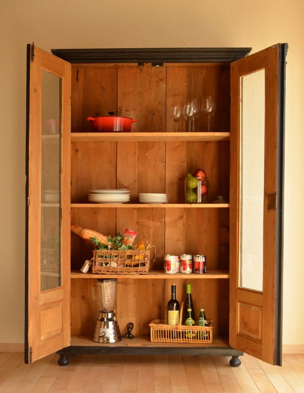 アンティークのキャビネット アンティーク家具 アンティークのペイント家具、ブラック色のガラスキャビネット。見た目の美しさはモチロン、た〜っぷり収納力もある優れたキャビネットです。(d-1040-f)