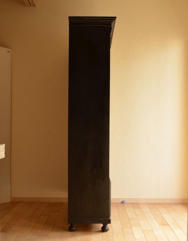 アンティークのキャビネット アンティーク家具 アンティークのペイント家具、ブラック色のガラスキャビネット。サイドもきれいにペイントされています。(d-1040-f)