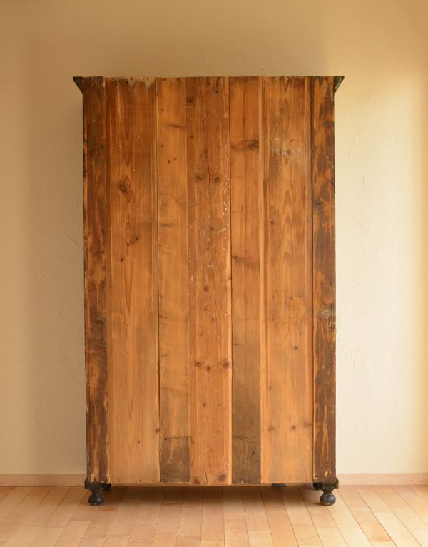 アンティークのキャビネット アンティーク家具 アンティークのペイント家具、ブラック色のガラスキャビネット。キチンとメンテナンスしてあるので、裏側もキレイです。(d-1040-f)