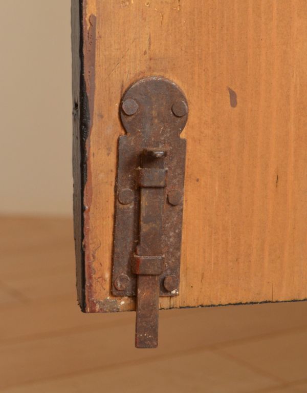 アンティークのキャビネット アンティーク家具 アンティークのペイント家具、ブラック色のガラスキャビネット。左扉の内側に上下1ヶ所づつ付いています。(d-1040-f)