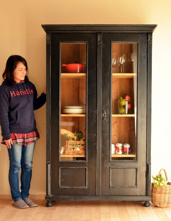 アンティークのキャビネット アンティーク家具 アンティークのペイント家具、ブラック色のガラスキャビネット。落ち着いたスタイルの大人のお部屋作りにピッタリ。(d-1040-f)