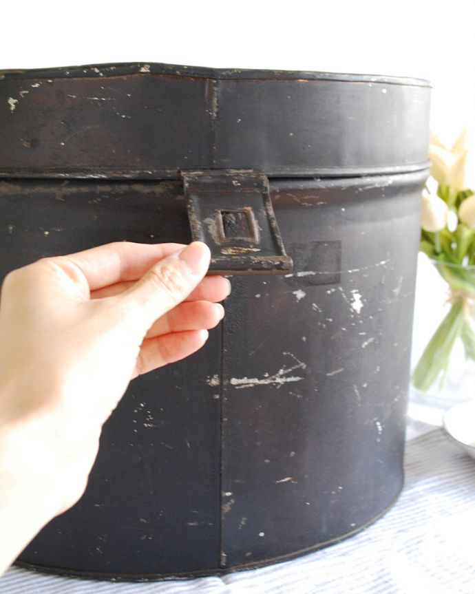 アンティーク ホーロー・アイアン製の雑貨 アンティーク雑貨 お洒落に収納できる、アンティークのハットケース。大切な帽子を運ぶための箱わざわざ帽子を入れて運ぶなんて、紳士の国らしいアンティークのアイテムです。(d-1045-z)