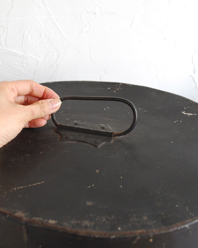 アンティーク ホーロー・アイアン製の雑貨 アンティーク雑貨 お洒落に収納できる、アンティークのハットケース。持ち手付きしっかりした持ち手もついていました。(d-1045-z)