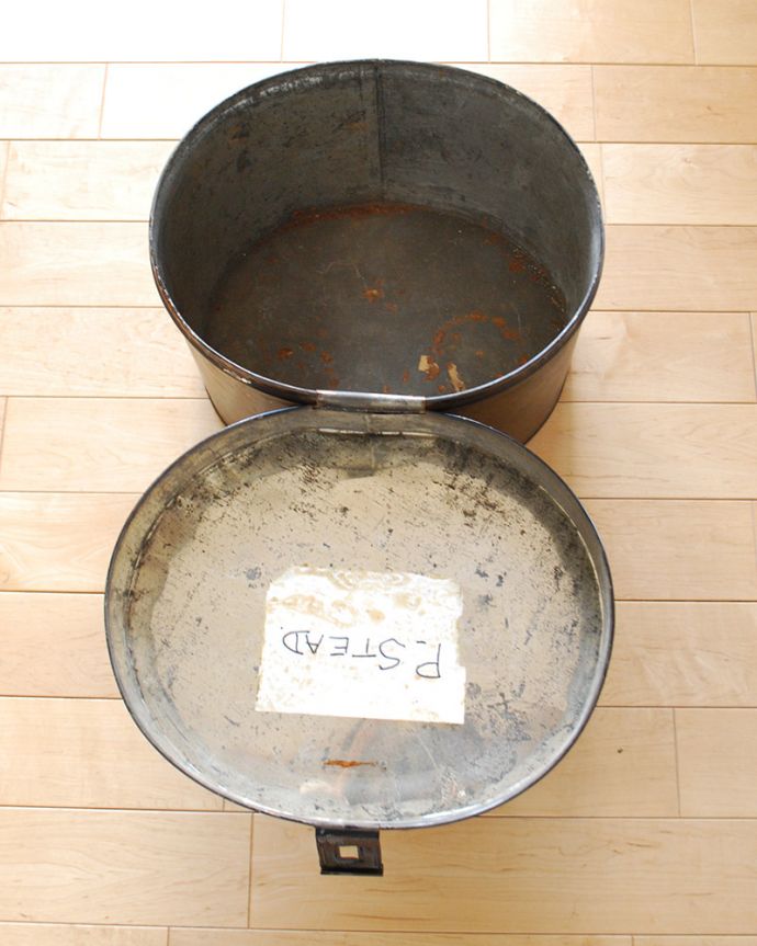 アンティーク ホーロー・アイアン製の雑貨 アンティーク雑貨 お洒落に収納できる、アンティークのハットケース。中はこんな感じですアンティークは新品ではなので多少のキズ・汚れがありますが、出来る限りキレイなものを選んできました。(d-1045-z)