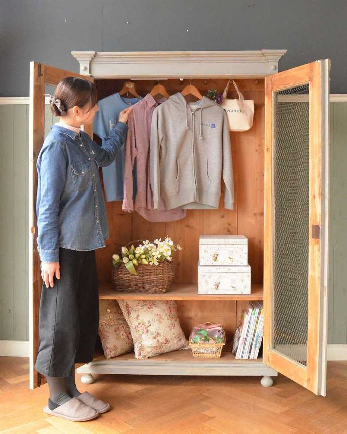 ワードローブ　アンティーク家具　アンティークのフレンチ家具、グリアージュのワードローブ（グレー）。気分はパリジェンヌお部屋を華やかに見せてくれるペイントの家具。(d-1052-f-1)