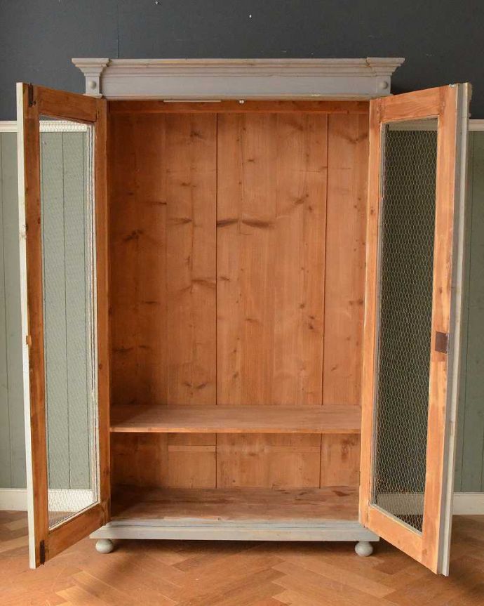 ワードローブ　アンティーク家具　アンティークのフレンチ家具、グリアージュのワードローブ（グレー）。扉を開けると･･･たっぷり収納できるワードローブ。(d-1052-f-1)