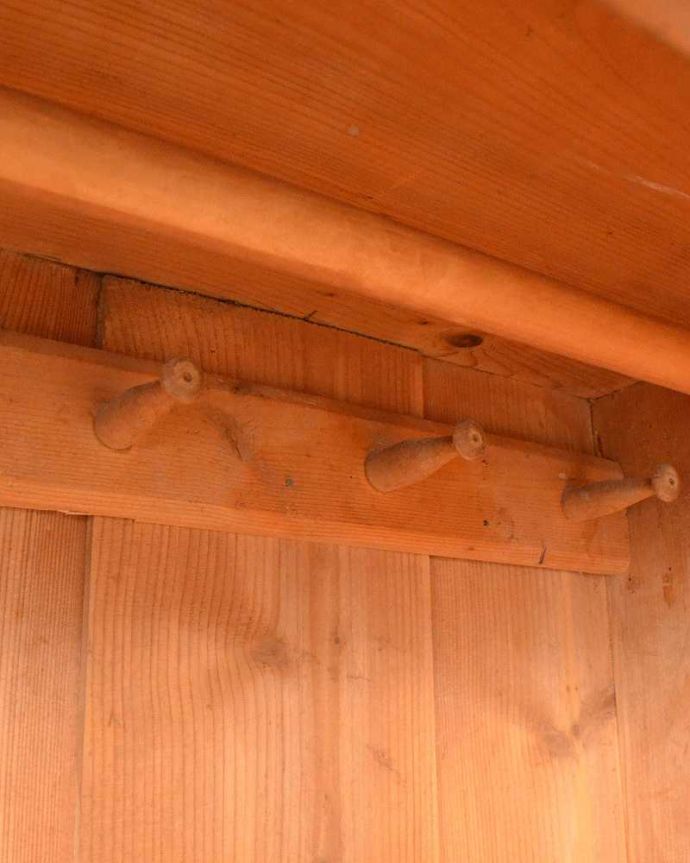 ワードローブ　アンティーク家具　アンティークのフレンチ家具、グリアージュのワードローブ（グレー）。フックのデザインも可愛いアンティークらしい温かみがあって可愛いフックのデザイン。(d-1052-f-1)