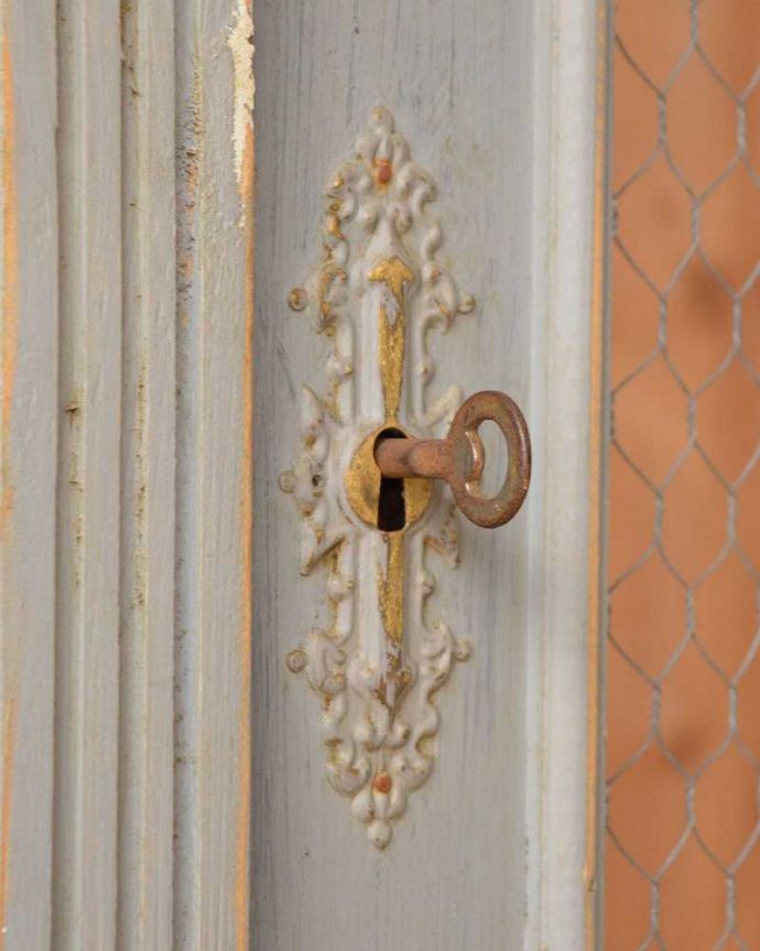 ワードローブ　アンティーク家具　アンティークのフレンチ家具、グリアージュのワードローブ（グレー）。カギも使えますまるでおとぎ話のようにカギを使って開けてください。(d-1052-f-1)