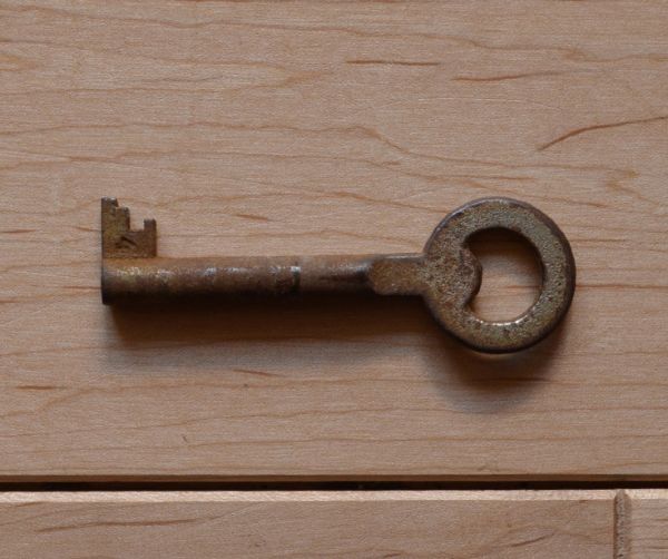 ワードローブ アンティーク家具 アンティークのフレンチ家具、グリアージュのワードローブ(グレー)。アンティークの鍵が付いています。(d-1052-f)