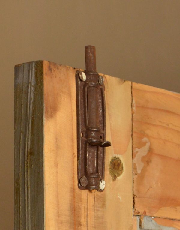 ワードローブ アンティーク家具 アンティークのフレンチ家具、グリアージュのワードローブ(グレー)。ドアストッパーも左扉の上下に1ヶ所づつ付いています。(d-1052-f)