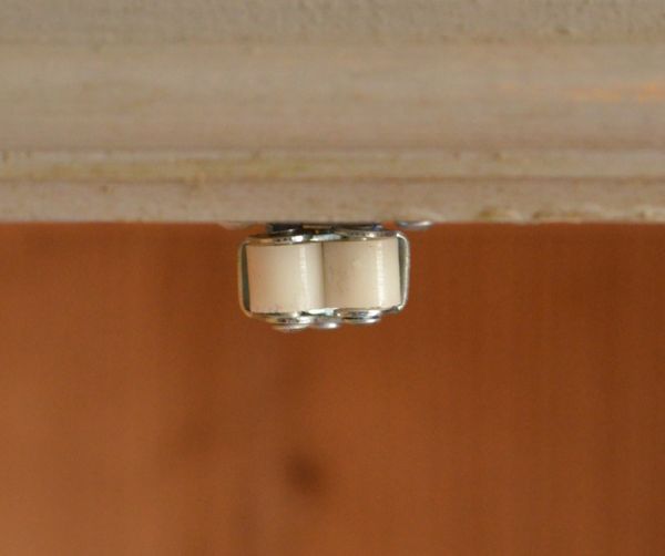 ワードローブ アンティーク家具 アンティークのフレンチ家具、グリアージュのワードローブ(グレー)。扉にはローラーキャッチャーが付いているので、開け閉めはスムーズです。(d-1052-f)