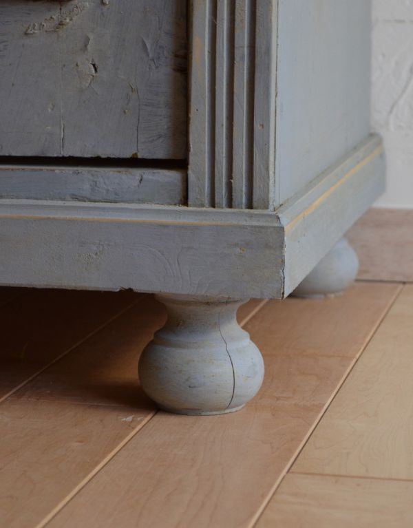 ワードローブ　アンティーク家具　アンティークのフレンチ家具、グリアージュのワードローブ（グレー）。女性でも運べちゃう理由は･･･Handleのアンティークは、脚の裏にフェルトキーパーをお付けしていますので、重い家具でも床を滑らせれて移動出来ます。(d-1052-f-1)