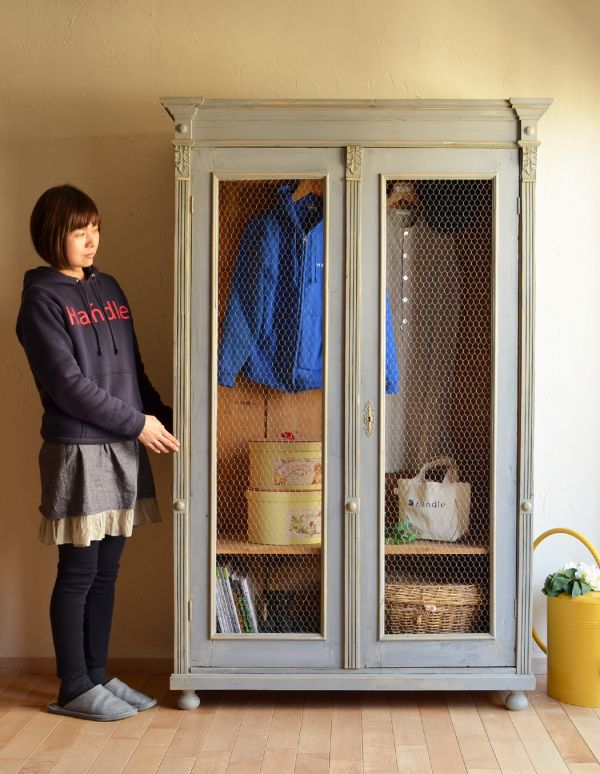 ワードローブ アンティーク家具 アンティークのフレンチ家具、グリアージュのワードローブ(グレー)。今日は何を着ようかな?お出かけ前のひとときが楽しみになります。(d-1052-f)