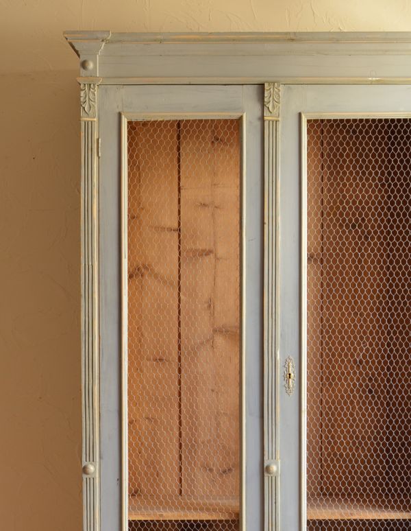 ワードローブ アンティーク家具 アンティークのフレンチ家具、グリアージュのワードローブ(グレー)。グリアージュには他にはない特別な可愛らしさがあるので、胸がときめきます。(d-1052-f)