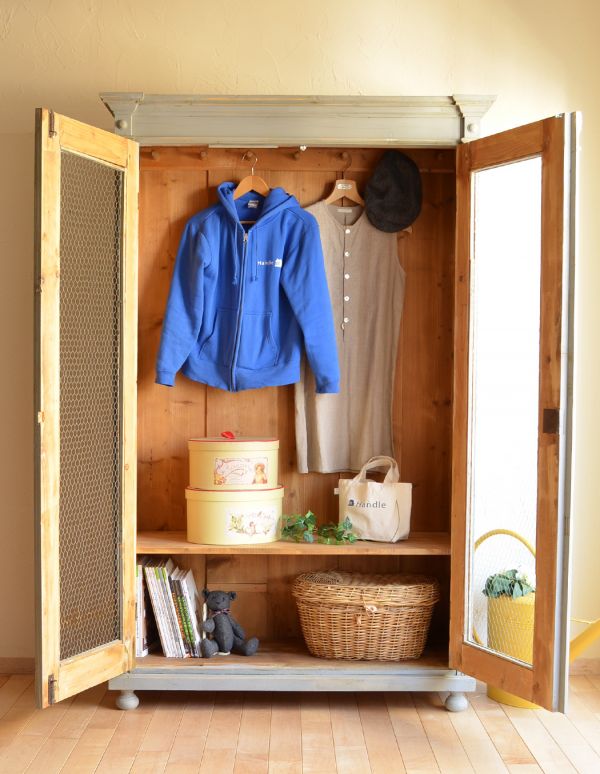 ワードローブ アンティーク家具 アンティークのフレンチ家具、グリアージュのワードローブ(グレー)。内側はパインの木肌の色です。(d-1052-f)