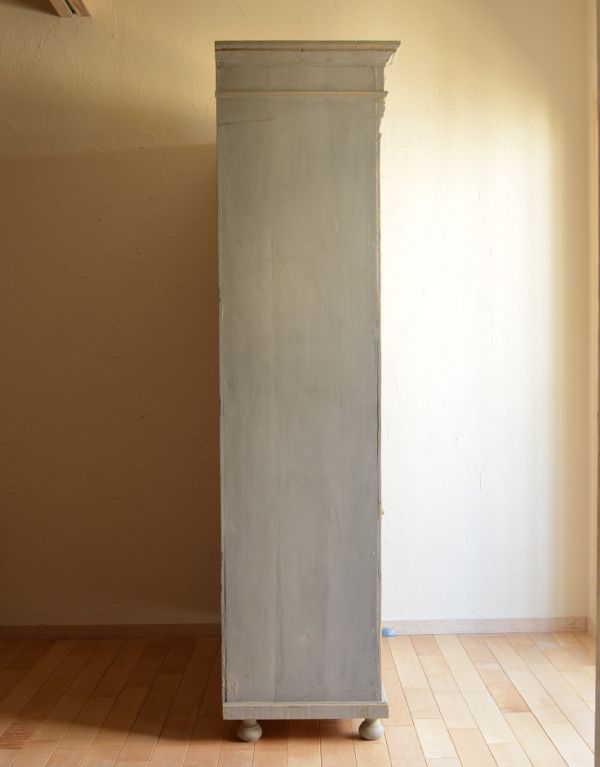 ワードローブ　アンティーク家具　アンティークのフレンチ家具、グリアージュのワードローブ（グレー）。横から見た姿もステキ横から見てみるとこんな感じです。(d-1052-f-1)