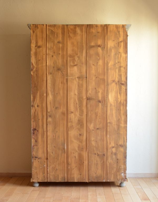 ワードローブ　アンティーク家具　アンティークのフレンチ家具、グリアージュのワードローブ（グレー）。後ろ姿はこんな感じアンティークは新品ではないので、もちろん経年変化によるキズはありますが、専門の職人がキレイにお直しをしているので、後ろ姿もキレイです。(d-1052-f-1)