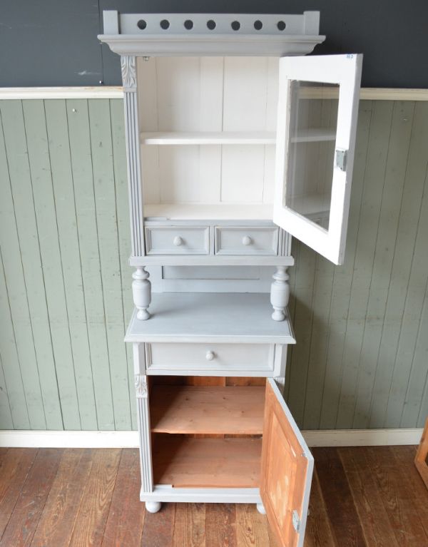 アンティークのキャビネット　アンティーク家具　フランスの美しいアンティーク家具、グレーペイントのガラスキャビネット。内側は上扉内は白いペイントで仕上がっています。(d-1053-f)