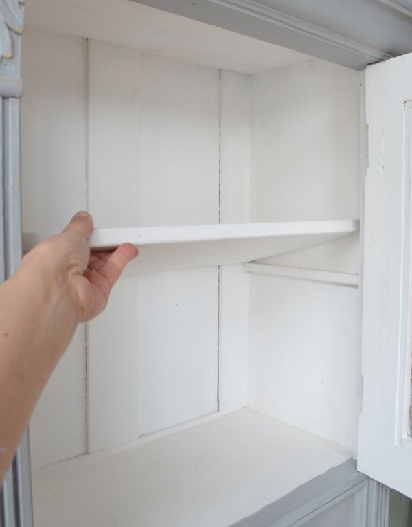 アンティークのキャビネット　アンティーク家具　フランスの美しいアンティーク家具、グレーペイントのガラスキャビネット。棚板は可動です。(d-1053-f)