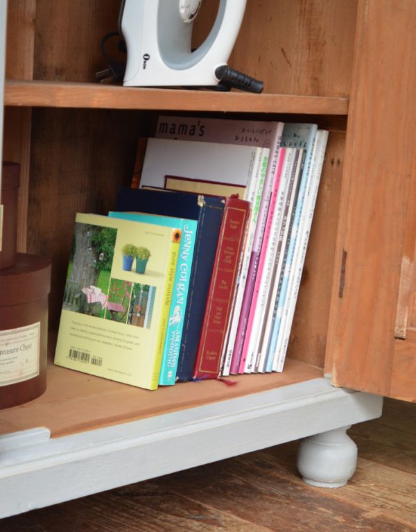 アンティークのキャビネット　アンティーク家具　フランスの美しいアンティーク家具、グレーペイントのガラスキャビネット。A4ファイルや雑誌もこのようにキレイに収納できます。(d-1053-f)