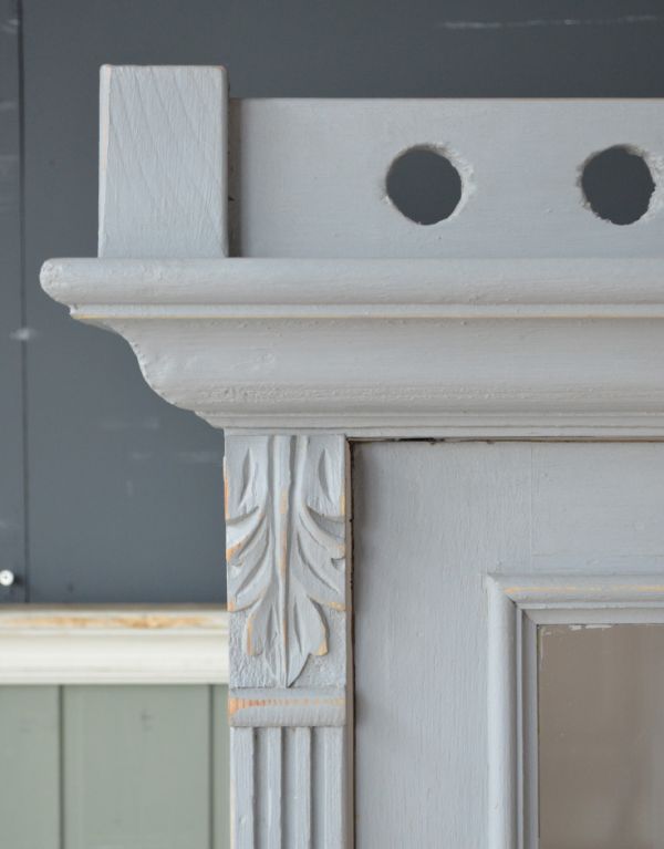 アンティークのキャビネット　アンティーク家具　フランスの美しいアンティーク家具、グレーペイントのガラスキャビネット。美しい彫にうっとり。(d-1053-f)