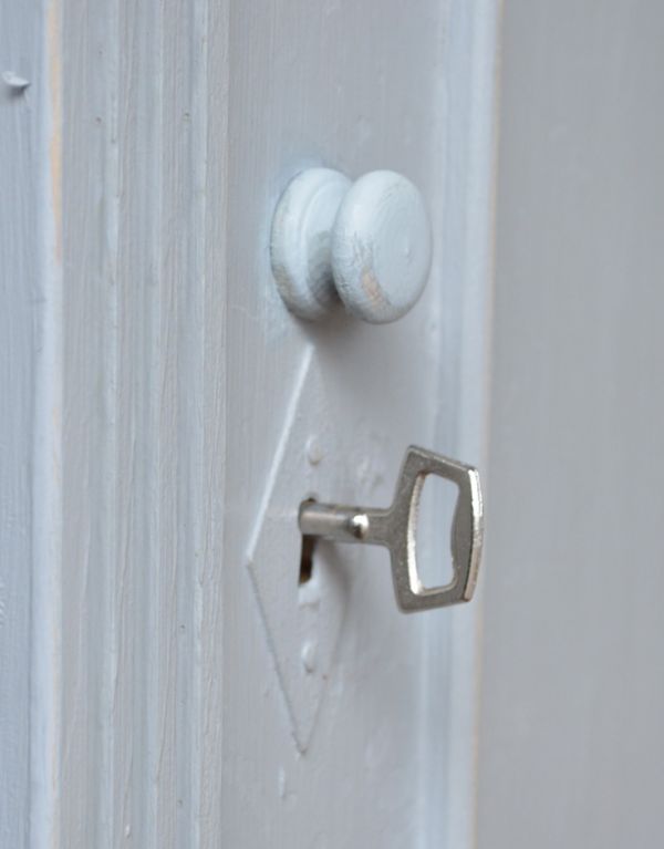 アンティークのキャビネット　アンティーク家具　フランスの美しいアンティーク家具、グレーペイントのガラスキャビネット。風合いがいい感じの木製の取っ手。(d-1053-f)