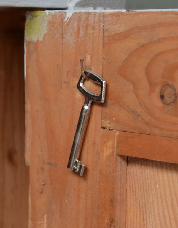 アンティークのキャビネット　アンティーク家具　フランスの美しいアンティーク家具、グレーペイントのガラスキャビネット。鍵はこのように背面に引っ掛けて保管できます。(d-1053-f)