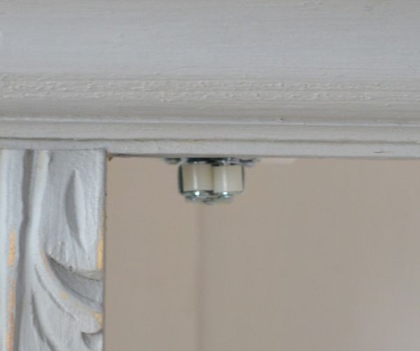 アンティークのキャビネット　アンティーク家具　フランスの美しいアンティーク家具、グレーペイントのガラスキャビネット。扉にはローラーキャッチャーが付いているので、開け閉めがスムーズです。(d-1053-f)