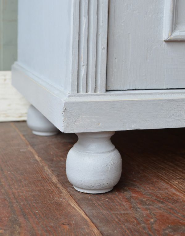 アンティークのキャビネット　アンティーク家具　フランスの美しいアンティーク家具、グレーペイントのガラスキャビネット。脚が付いています。(d-1053-f)