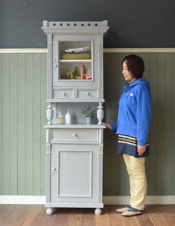 アンティークのキャビネット　アンティーク家具　フランスの美しいアンティーク家具、グレーペイントのガラスキャビネット。リビングで実用的に使えます。(d-1053-f)