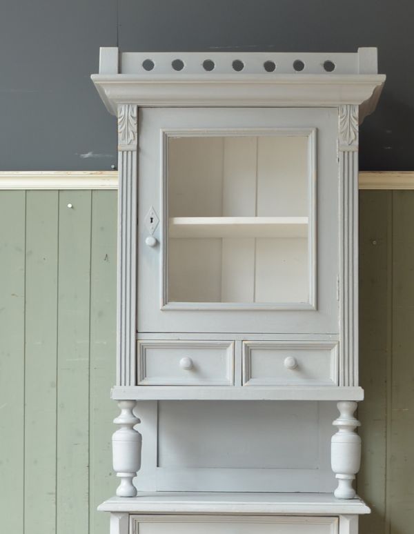 アンティークのキャビネット　アンティーク家具　フランスの美しいアンティーク家具、グレーペイントのガラスキャビネット。貴重なアンティークのガラスが残っていました。(d-1053-f)