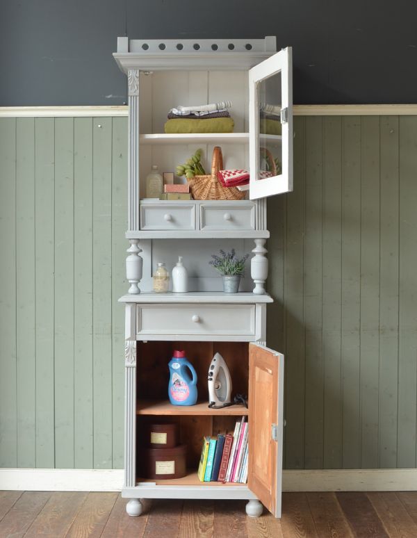 アンティークのキャビネット　アンティーク家具　フランスの美しいアンティーク家具、グレーペイントのガラスキャビネット。見た目の美しさはモチロン、しっかり収納力もある優れたキャビネットです。(d-1053-f)