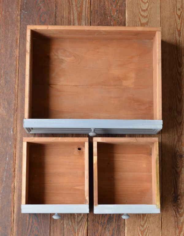 アンティークのキャビネット　アンティーク家具　フランスの美しいアンティーク家具、グレーペイントのガラスキャビネット。引き出しは合計３杯。(d-1053-f)