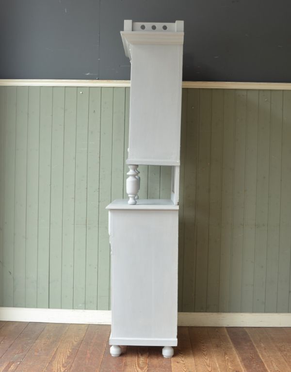 アンティークのキャビネット　アンティーク家具　フランスの美しいアンティーク家具、グレーペイントのガラスキャビネット。サイドもきれいにペイントされています。(d-1053-f)