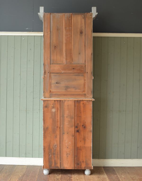 アンティークのキャビネット　アンティーク家具　フランスの美しいアンティーク家具、グレーペイントのガラスキャビネット。裏側もきちんとメンテナンスしているので、キレイな状態です。(d-1053-f)