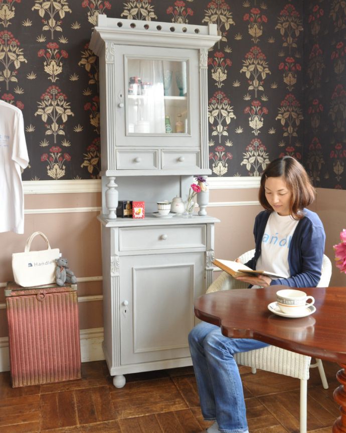 アンティークのキャビネット　アンティーク家具　フランスの美しいアンティーク家具、グレーペイントのガラスキャビネット。普段使いしないおもてなし用の特別な食器を飾りながら収納。(d-1053-f)