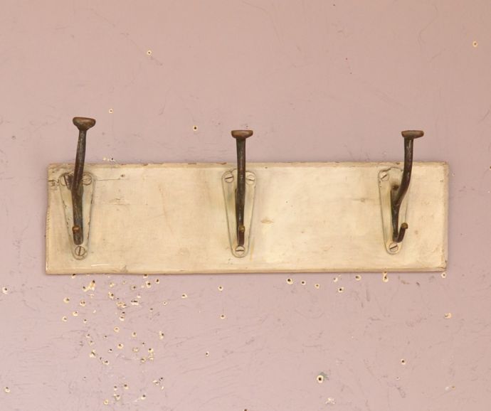 フック・フックボード 住宅用パーツ フランスから到着したアンティークコートフック(3連フック)。壁をオシャレにしてくれる!実用的なアンティークフランスのアンティークらしいおしゃれなデザインのバンブーフック。(d-1055-z-1)