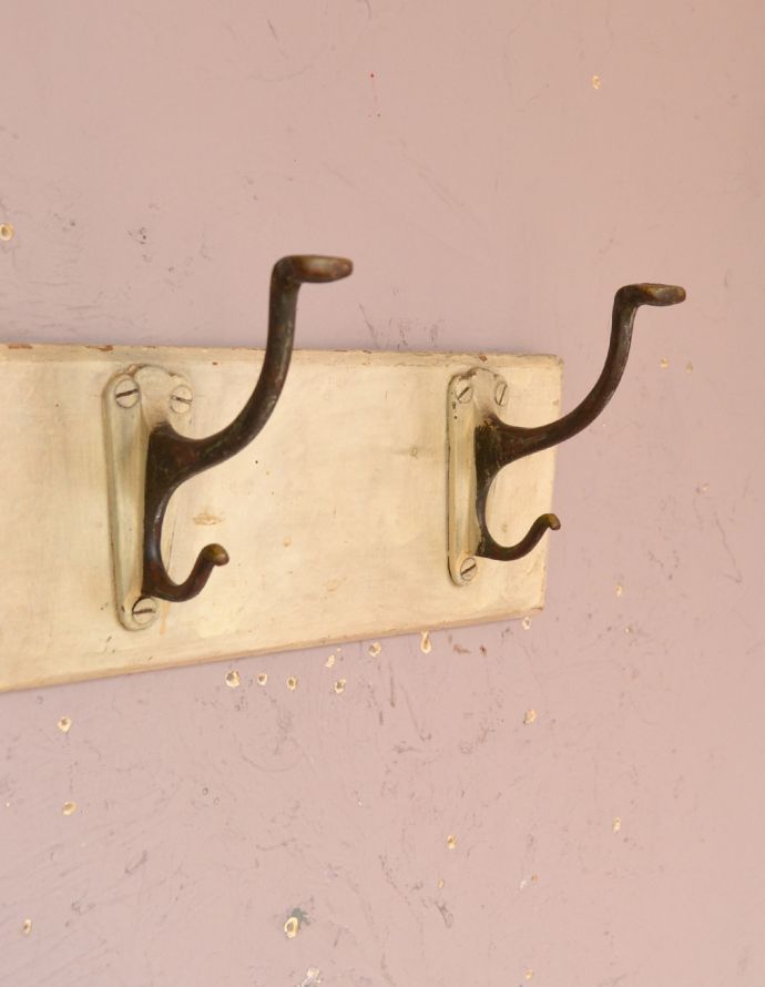 フック・フックボード 住宅用パーツ フランスから到着したアンティークコートフック(3連フック)。いろいろ便利に使える仕掛けオリジナルのフックは形も色もアンティークらしく素敵。(d-1055-z-1)