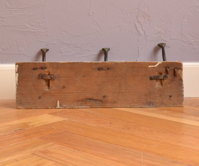 フック・フックボード 住宅用パーツ フランスから到着したアンティークコートフック(3連フック)。カンタンに取り付け出来ます。(d-1055-z-1)