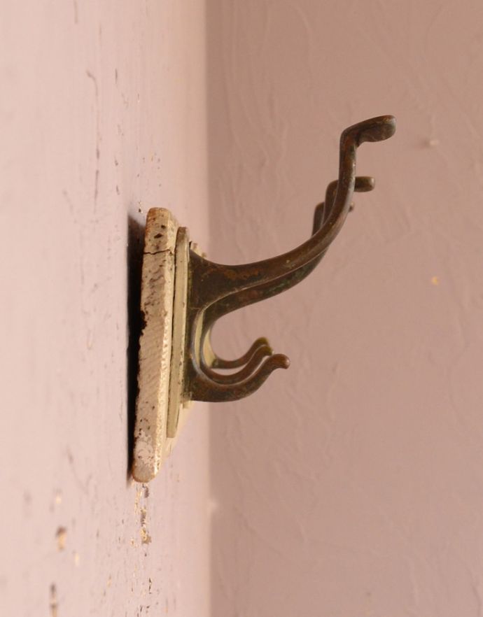 フック・フックボード 住宅用パーツ フランスから到着したアンティークコートフック(3連フック)。壁のオシャレを楽しみましょう空いている壁に取り付けるだけでなんだかワクワクしちゃう可愛らしさです。(d-1055-z-1)